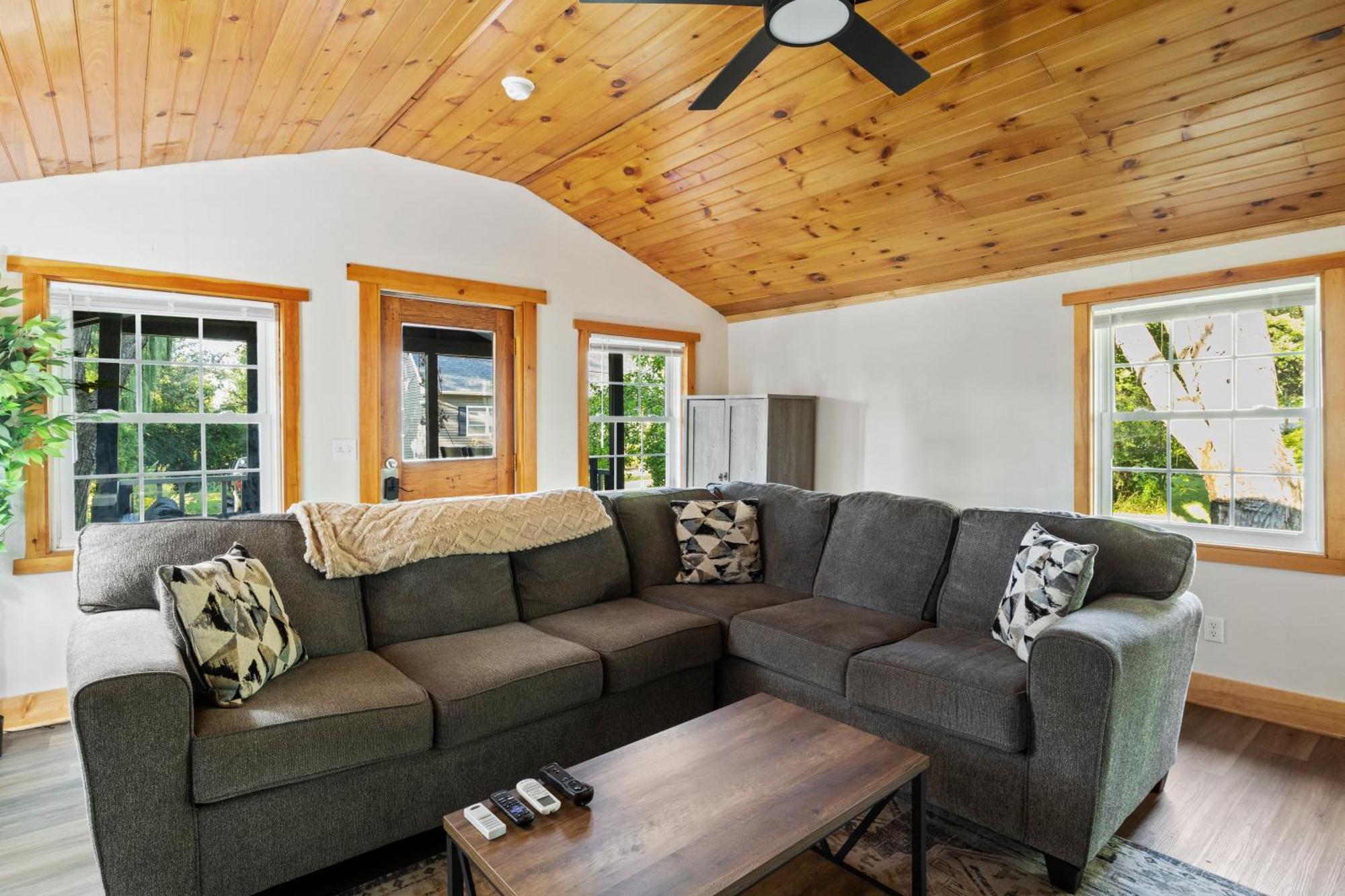 Cozy Home W/ King Bed & Lake Access Canandaigua Luaran gambar